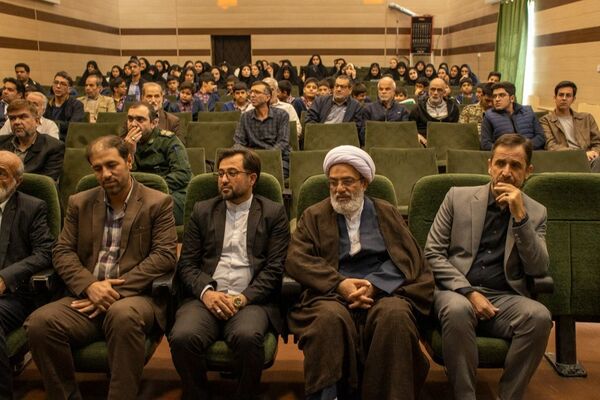 آیین رونمایی کتاب یک نفس تا کربلا روایت داستان زندگی دانش آموز شهید حسین سلیمی