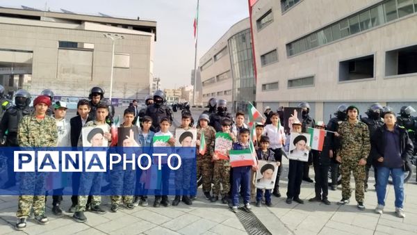 اجرای سرود در میدان شهدا به مناسبت دهه فجر