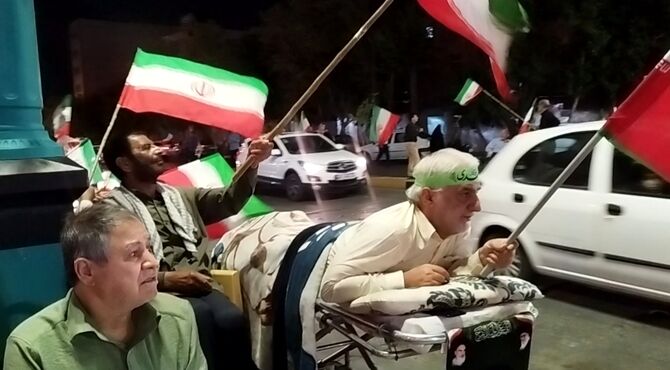 حضور شبانه جانبازان دفاع مقدس در خیابان های اصفهان نمادی از اتحاد و حمایت از وطن