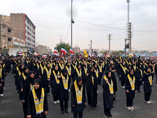 حضور دانش‌آموزان ملاردی در راهپیمایی روز سیزده آبان 
