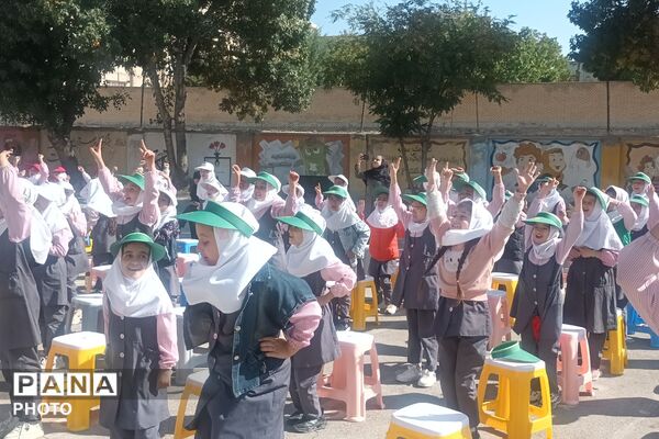 نمایش شاد کودکانه با حضور «عمو اخوان» در دبستان بنت‌الهدی فیروزکوه