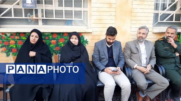 وداع دانش‌آموزان دبیرستان فرهنگیان ناحیه ۷ با شهید گمنام 