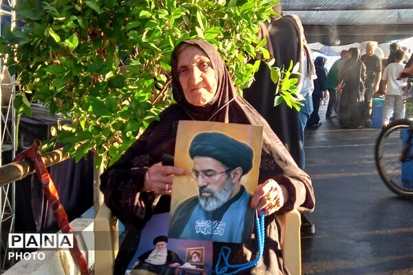با مشت گره کرده برخاستیم