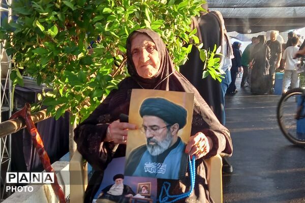 با مشت گره کرده برخاستیم