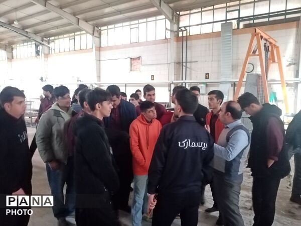 بازدید دانش آموزان دبیرستان نمونه آیت‌الله خامنه‌ای از شهرک صنعتی کاشمر