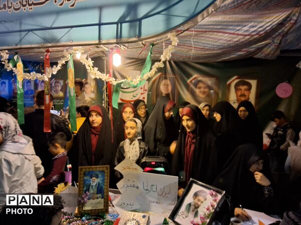 غرفه جهادی آموزش و پرورش ناحیه ۴ تبریز با حضور معلمان فعال علمی و فرهنگی، در میدان ساعت تبریز