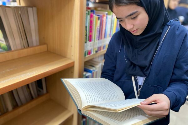 دانش‌آموزان دبیرستان نگین‌دانش ورامین میهمان کتابخانه رازی شدند