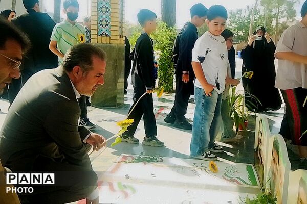 غبارروبی مزار شهدا با حضور مدیر آموزش و پرورش ناحیه دو شهرری 