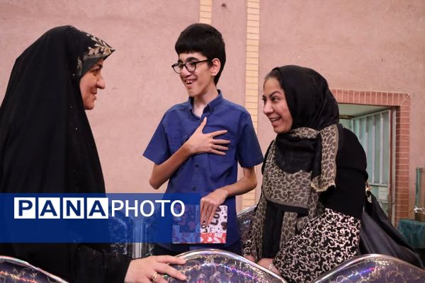 «محفل شهریور شعر» با حضور دانش‌آموزان یزدی