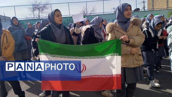 جلوه‌ای از همدلی و عشق به وطن در مدرسه والدین ۲ آناخاتون همزمان با زنگ انقلاب