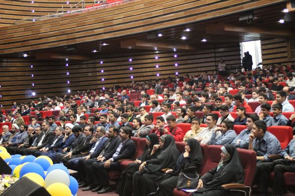آیین تجلیل از برگزیدگان چهل و دومین دوره مسابقات فرهنگی و هنری دانش‌آموزان شهر تهران