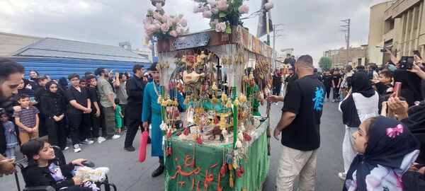 استقبال عزاداران حسینی از کاروان نمادین اسرای کربلا در قم