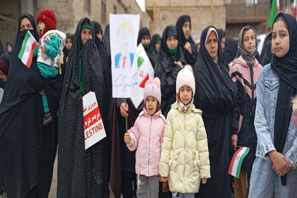 حضور کودکان و دانش آموزان در راهپیمایی یوم‌الله ۲۲بهمن در شهر بار نیشابور