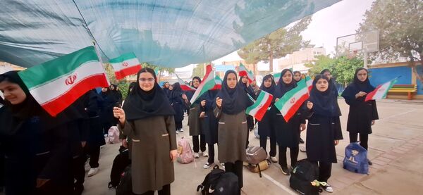 آیین بازگشایی مدارس و استقبال از دانش آموزان در دبیرستان فرزانگان دوره ی اول
