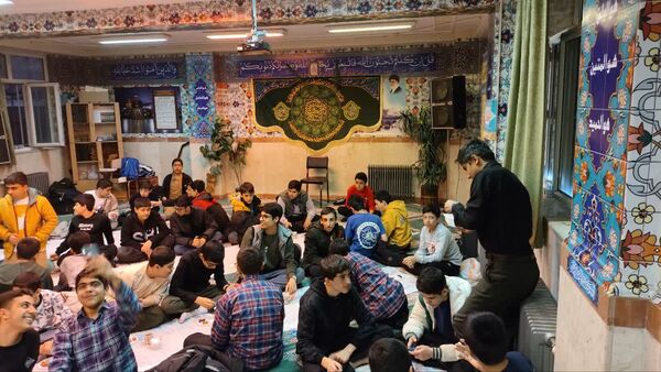 ضیافت افطاری دبیرستان شهدای مدافع حرم منطقه ۱۰