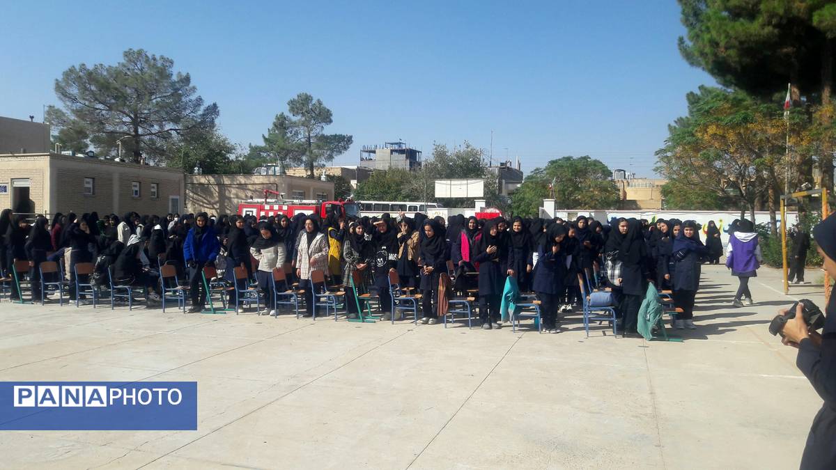 هفته پدافند غیر عامل در دبیرستان دخترانه حضرت زینب (س)کاشمر