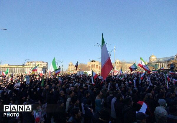  تشییع پیکر شهدا در میدان امام خمینی (ره) همدان با حضور حماسی مردم همیشه در صحنه