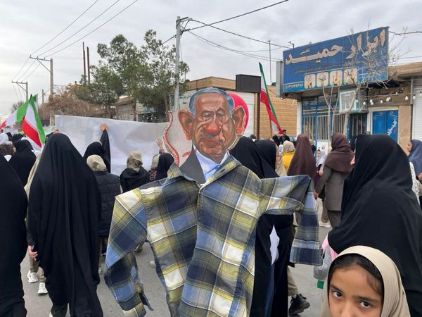 حضور پرشور فرهنگیان، دانش‌آموزان و اقشار مختلف مردم در راهپیمایی ۲۲بهمن