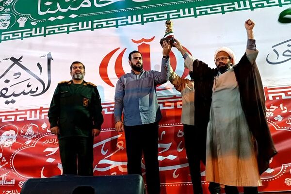 رونمایی از نماد «مشت گره کرده رهبر شهید» در قم