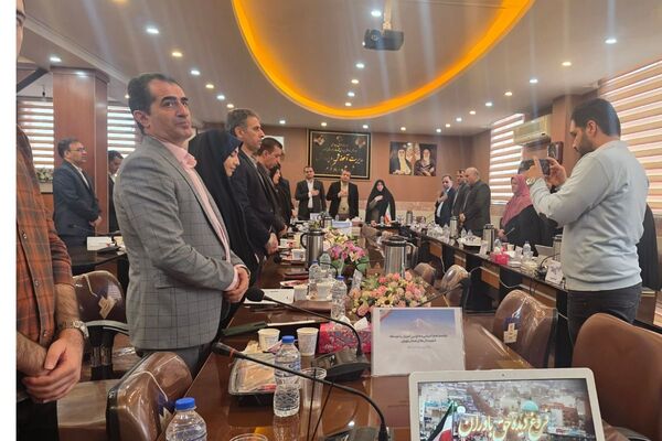 نشست هم‌اندیشی معاونین آموزش متوسطه در اداره رباط‌کریم