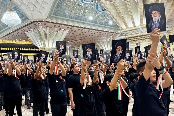 فریادِ ایستادگی از دلِ مرقد امام؛ دانش‌آموزان با سرود باید برخاست پیام مقاومت را ابلاغ کردند