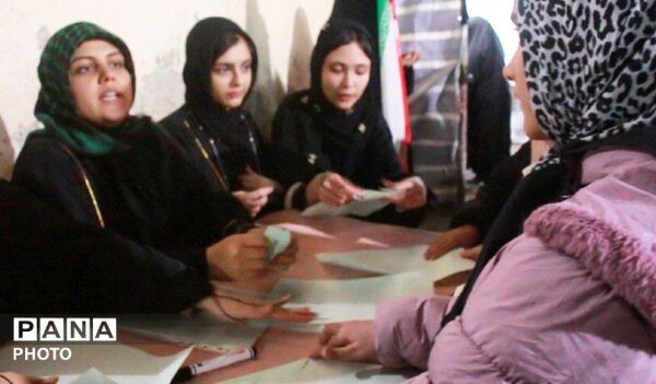 غرفه هنری هنرجویان هنرستان شهید سادلجی در کبودراهنگ 