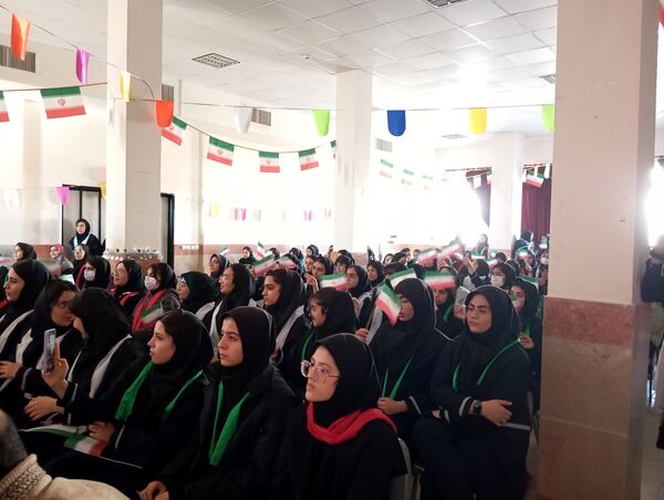 جشن پیروزی انقلاب اسلامی در مدرسه ۱۲فروردین منطقه پردیس 