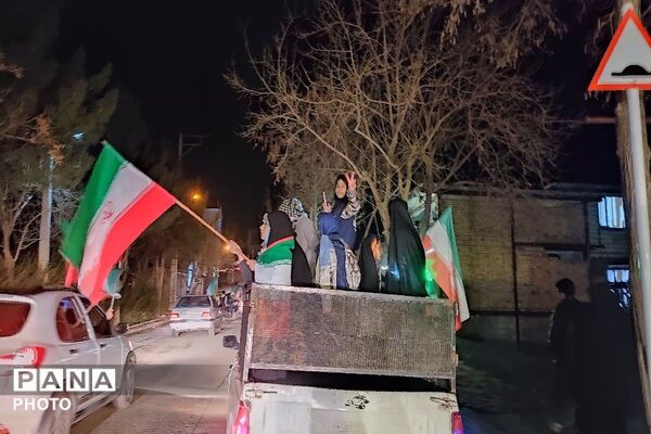 حضور پرشور مردم در کاروان خودرویی از بلوار حسینیه شهدا تا گلزار شهدای شهر بار