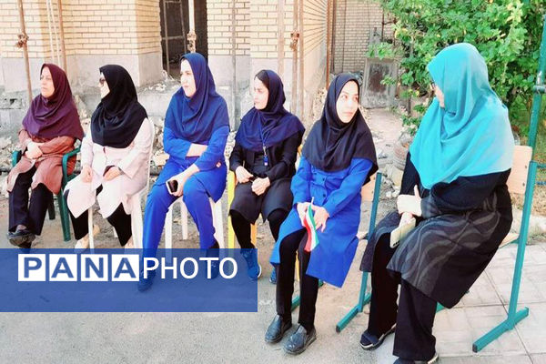 جشن روز دانش‌آموز در دبستان امید انقلاب بوشهر