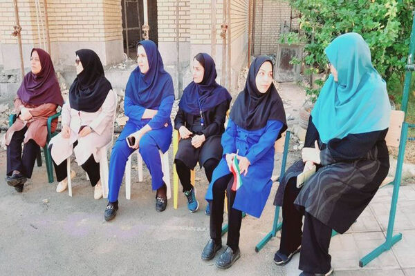 جشن روز دانش‌آموز در دبستان امید انقلاب بوشهر