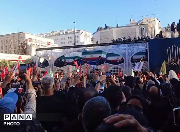 بدرقه باشکوه رهبر شهید در مشهد مقدس در جوار حرم مطهر رضوی