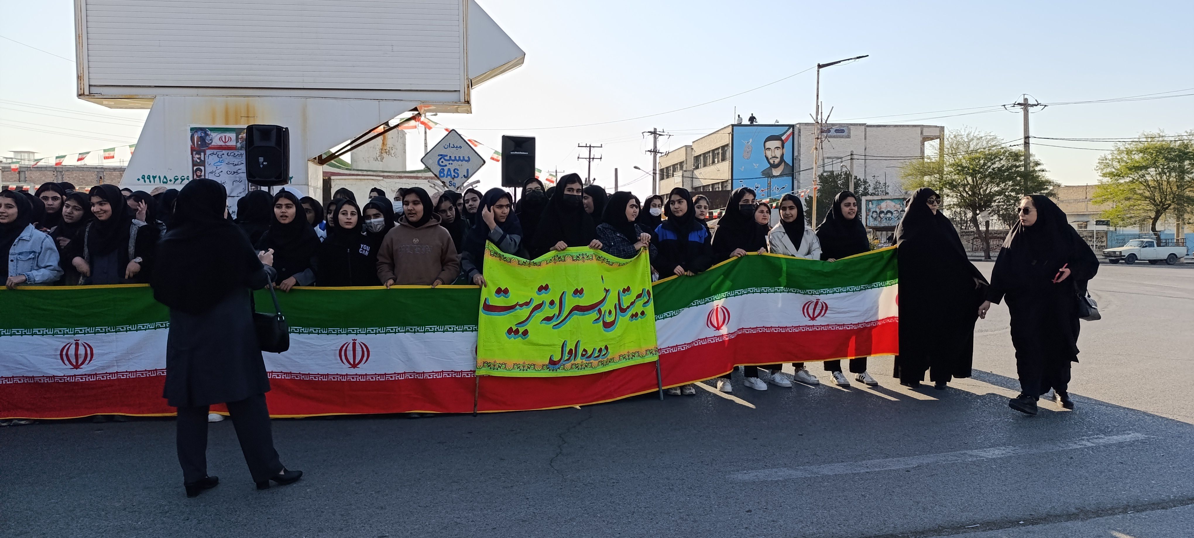 دانش‌آموزان دهلرانی در راهپیمائی ۲۲بهمن