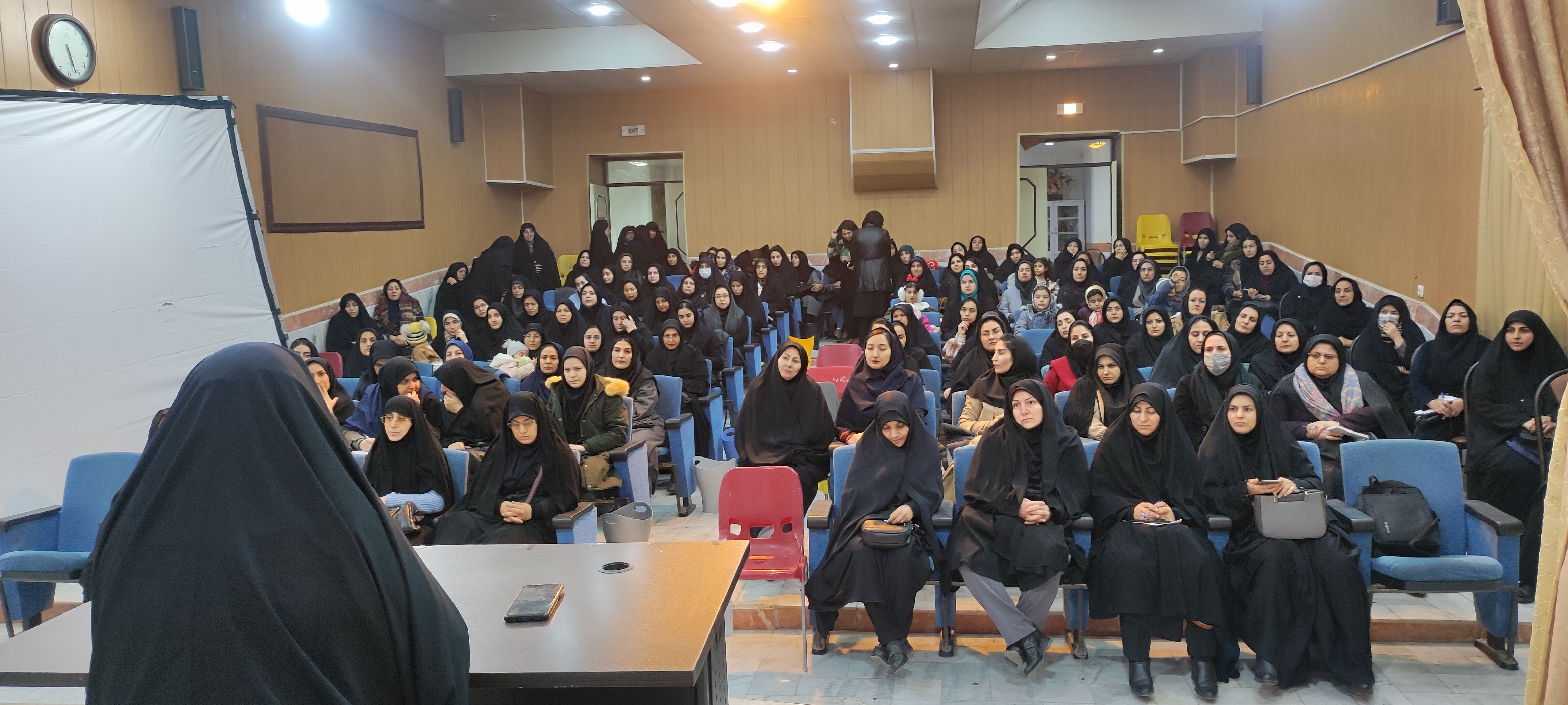 اولین کارگاه شناخت و تکنیک‌های ارتباط با نوجوانان در شیروان