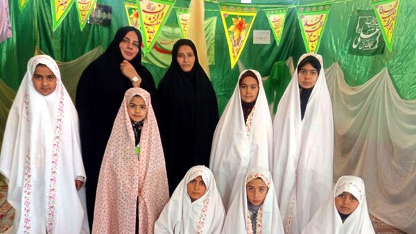 شور اعتکاف دختران و پسران بردسکن در یک صف معنوی