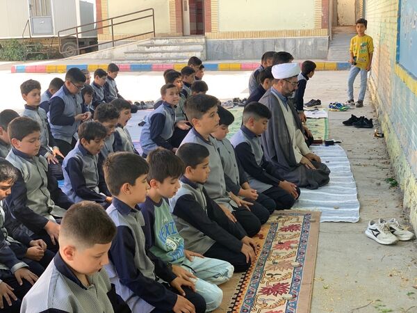 زنگ مهر و زنگ نماز دبستان معلم شهر آشخانه 