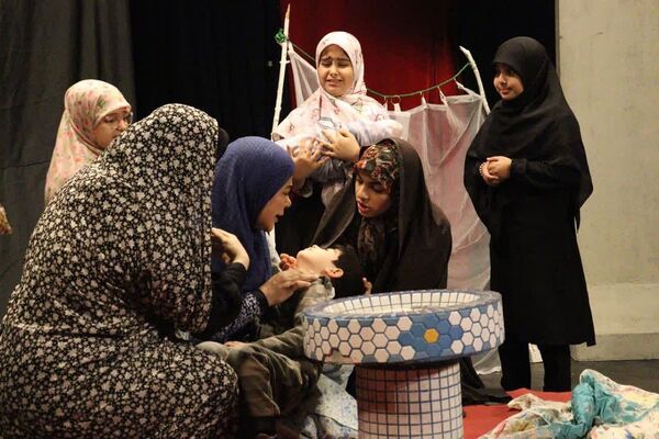 «روایت زمان»؛ هنرنمایی تئاتری در ستایش شهدا روی صحنه فرهنگسرای رازی ورامین