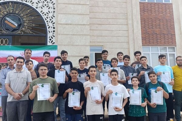 تجلیل‌ از دانش آموزان برتر دبیرستان پسرانه آوینی ۲ در سرای مهر و ادب 