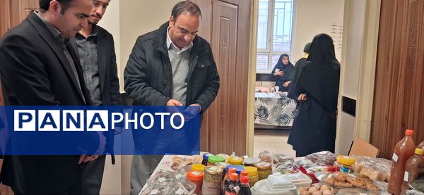 بازدید معاون توسعه و پشتیبانی آموزش و پرورش خلیل آباد از بازارچه کار آفرینی جوانه های انقلاب