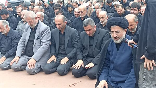 اقامه نماز ظهر عاشورا در محمودآباد 