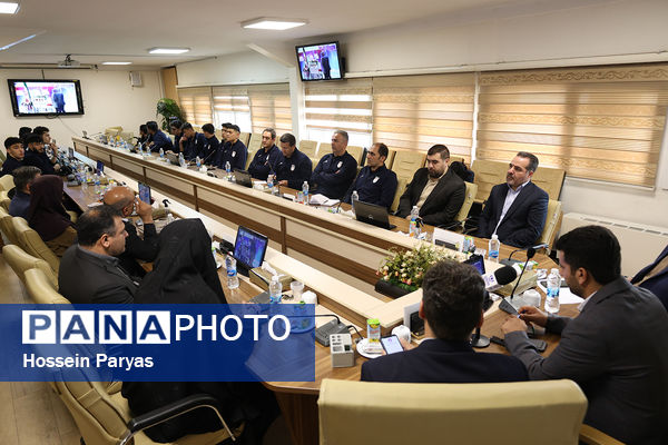 نشست صمیمی معاون تربیت بدنی و سلامت با ورزشکاران و کادر فنی تیم ملی والیبال دانش‌آموزی