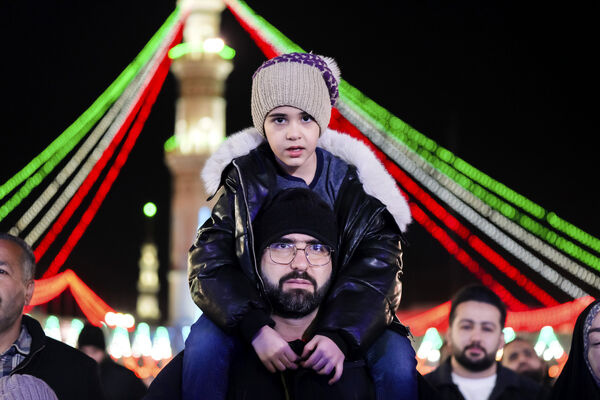 همخوانی سرود «سلام یا مهدی» با حضور ابوذر روحی در مسجد جمکران