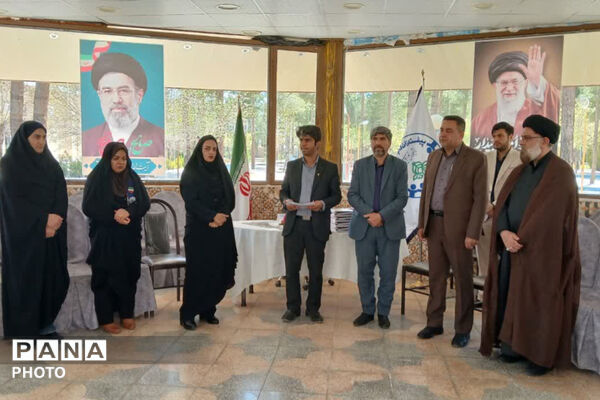 ‌تجلیل از دانش‌آموز خبرنگاران فعال پانا در شب‌های قرار ایستادگی آباده