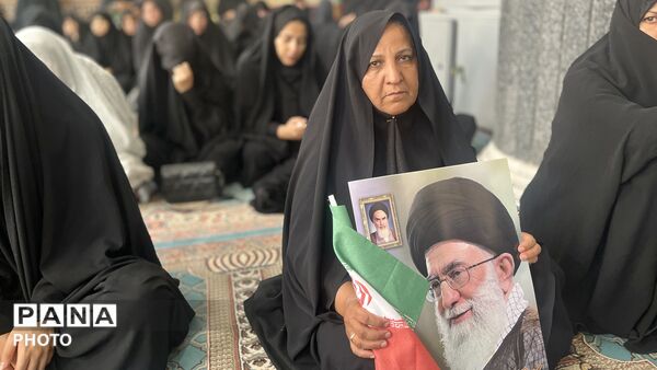 نماز جماعتی که در غم فراق پدر امت خوانده شد