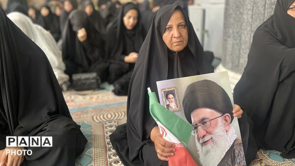 نماز جماعتی که در غم فراق پدر امت خوانده شد
