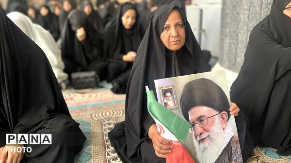 نماز جماعتی که در غم فراق پدر امت خوانده شد