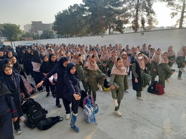 مراسم صبحگاهی در دبیرستان دخترانه عصمت اسلامشهر