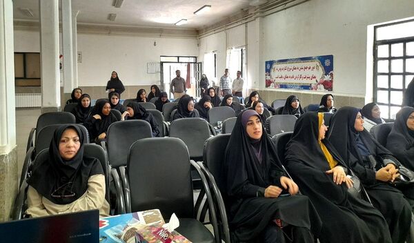 مراسم تجلیل از دانش‌آموزان برتر جشنواره فرهنگی هنری امید فردا در دبیرستان فاطمه الزهرا شهرستان اسدآباد 