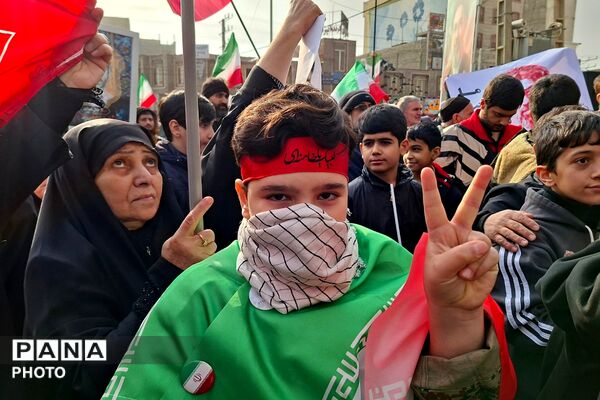 بیعت مردم قرچک با سومین رهبر نظام مقدس جمهوری اسلامی ایران