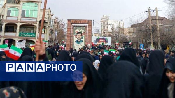 حضور پرشور دانش آموزان و مردم بروجرد در راهپیمایی ۲۲ بهمن 