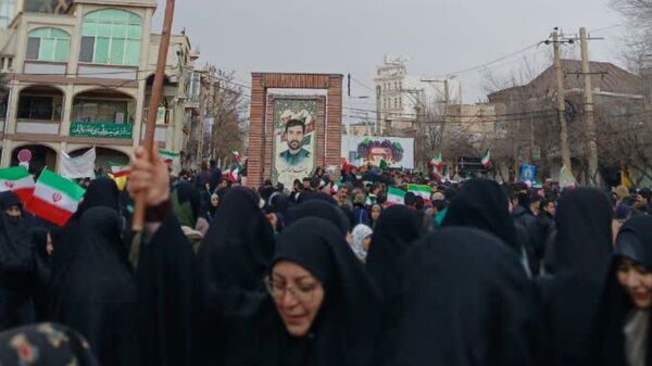 حضور پرشور دانش آموزان و مردم بروجرد در راهپیمایی ۲۲ بهمن 